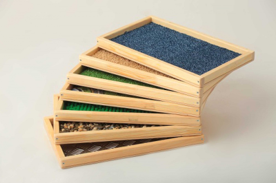 Тактильная дорожка (7 составных модулей). В комплект входит подставка на колесиках.