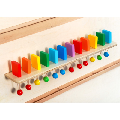 Тактильно-развивающая панель “Разноцветное домино” (12 домино, настенный модуль)